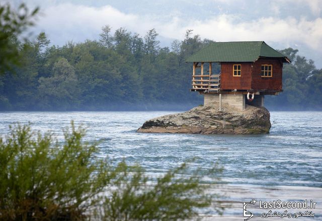  خانه کوچک روی صخره ی رودخانه خروشان   